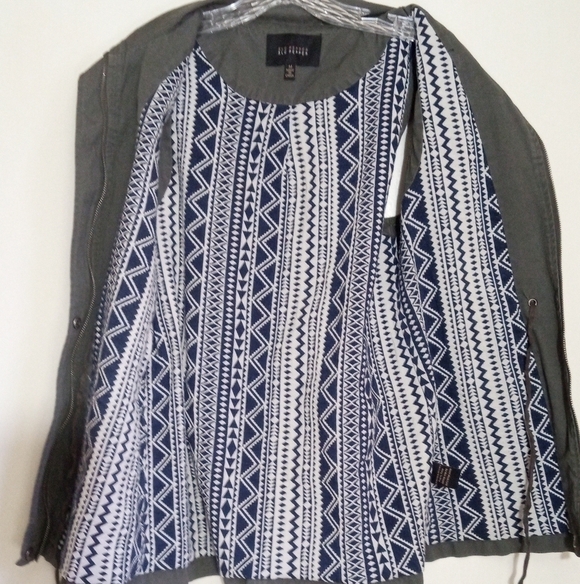 Blu Pepper utility vest with woven Aztec lining GUC - Picture 7 of 8